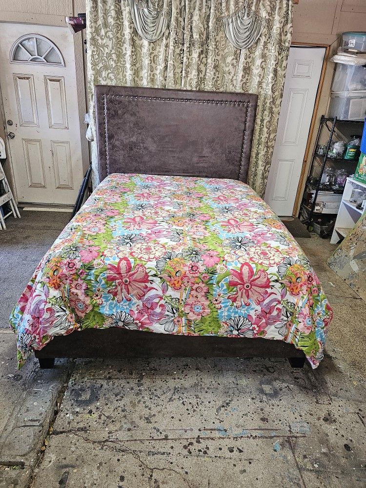 Queen Sz Bed 🛌 Frame With Mattress