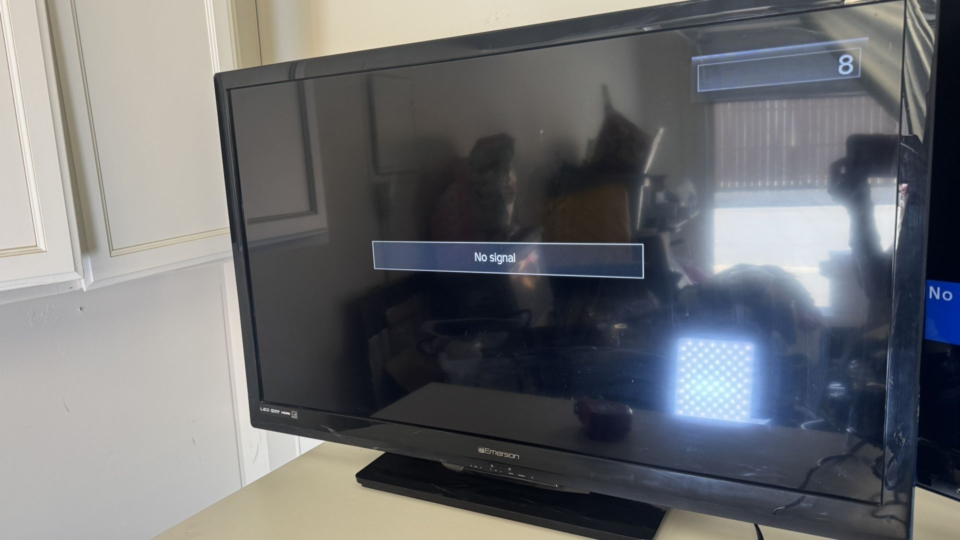 Emerson 33 Inch Tv Screen works well no remote