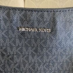 MK MICHAEL KORS CROSSBODY! Gently used… in great condition!