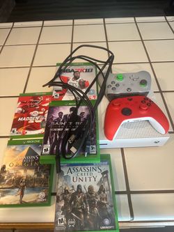 Xbox one S 500Gb plus 2 controllers and 5 games
