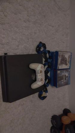 This is a PlayStation 4 Slim; it comes with 11 games and a controller, and it does not make a beeping sound.