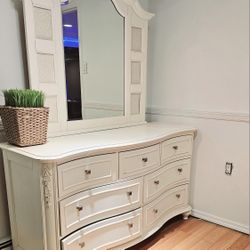 Elegant Italian wood dresser with Mirror. (Used)