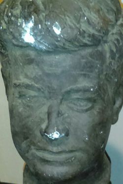 J.F.K.statue