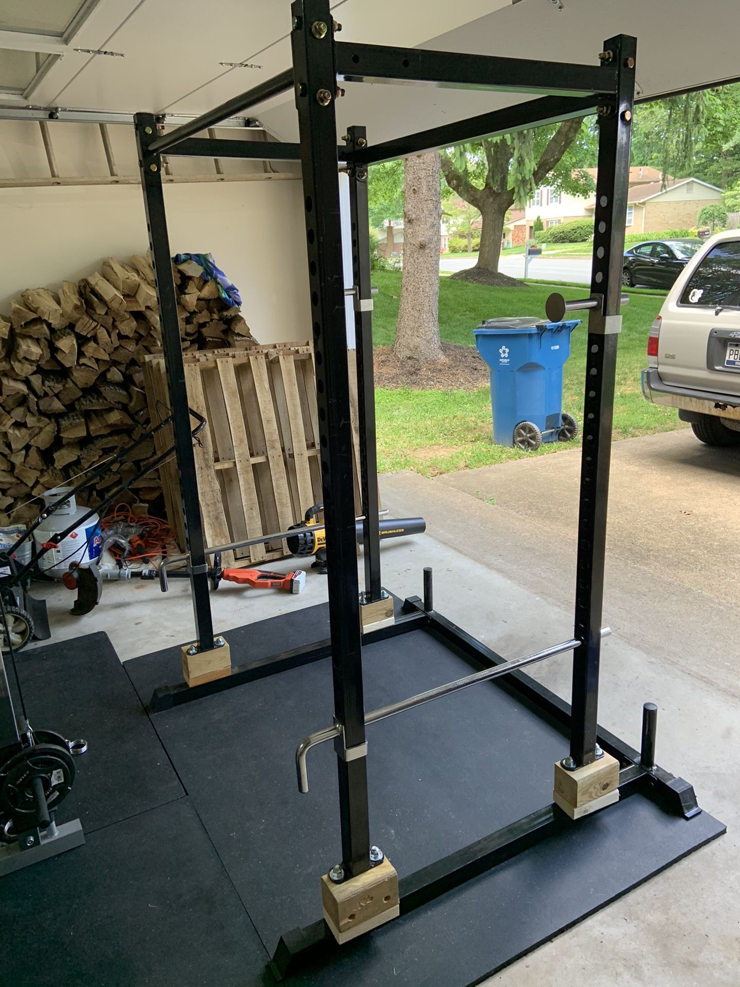 Weightlifting rack and pull-up bar