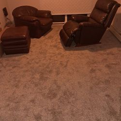 Very Confortable 2 Chair and Ottoman Set Used $100