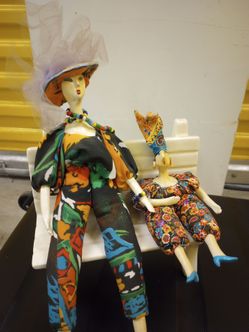 Fashion Figures on a Bench (Art Ítems)
