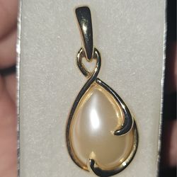 VINTAGE LR LADY REMINGTON GOLD TONE TEARDROP FAUX PEARL PENDANT
