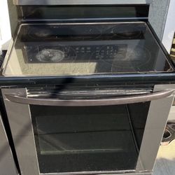 LG 30 In LG Electric Range Stainless Steel In The Perfect Condition