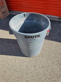 32 gallon Rubbermade Brute Garbage can