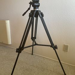 Weifeng WF-717 Professional Video Tripod - Fluid Hydraulic Head - Lightly Used