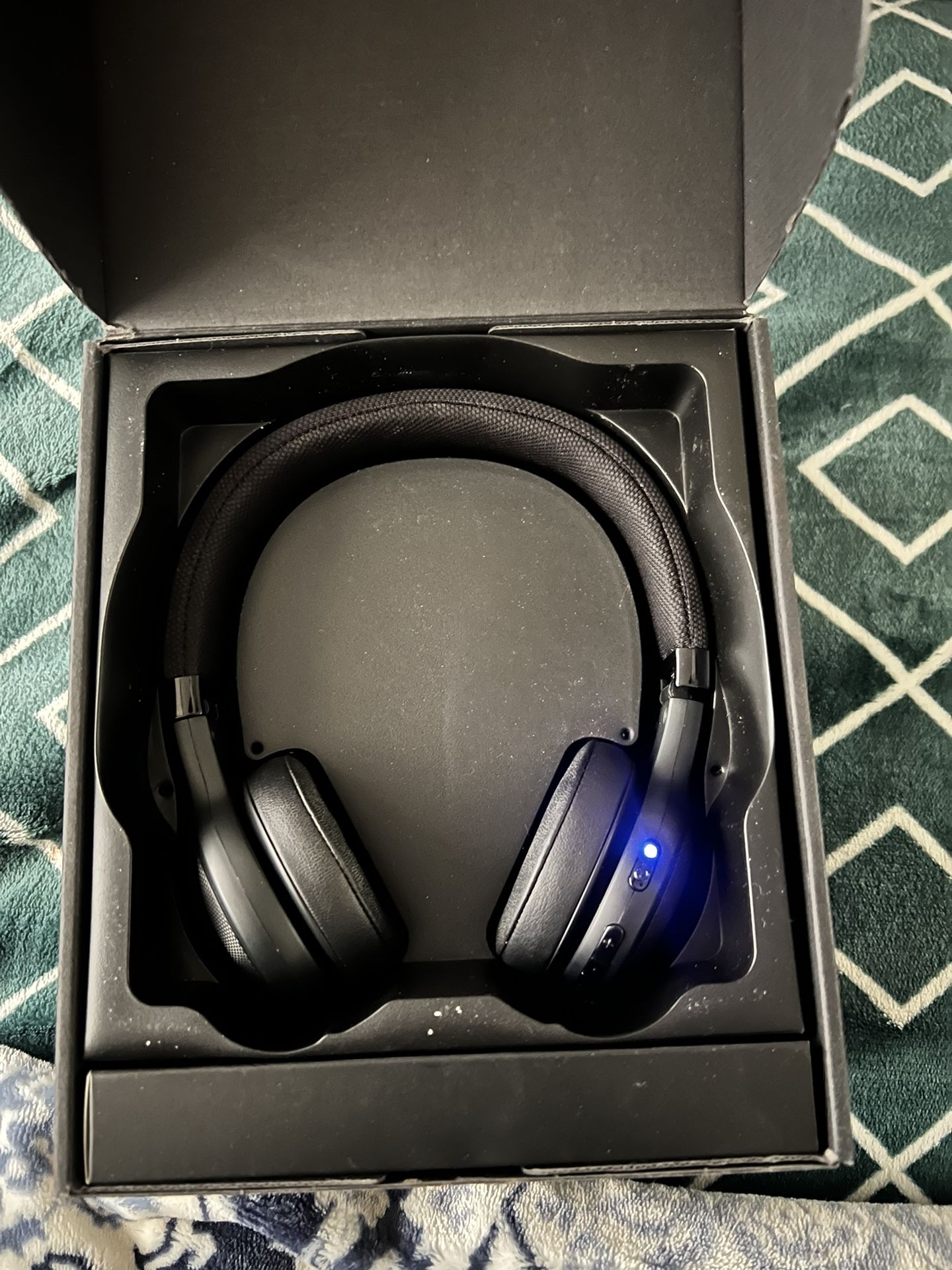 JBL Wireless Headphones With Box & Charger