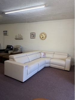 Nevio - 4 pc leather sectional with two power recliners
