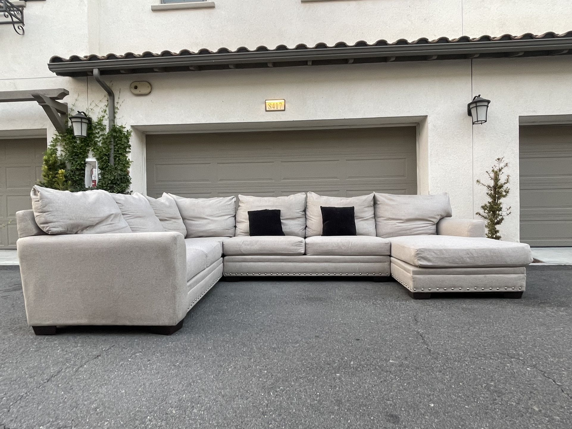 Stunning Beige Sectional Couch In Excellent Condition - Free Delivery ๐