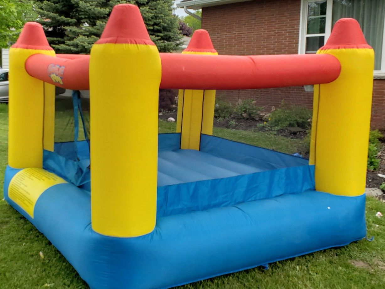 Bounce 'Round 8x8 bounce house