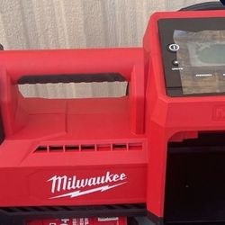 Milwaukee M18 Heavy Duty  150psi Air Inflator 