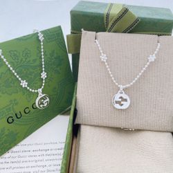 A versatile unisex necklace