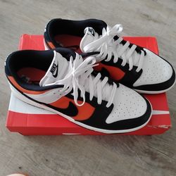 Size 11 Nike Dunk(low). Size 11  Nike Air Force One(low)