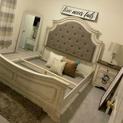 Realyn Chipped White Panel Bedroom Set ✔ Queen And King Bed Frame