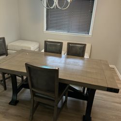 Dining table And chairs 