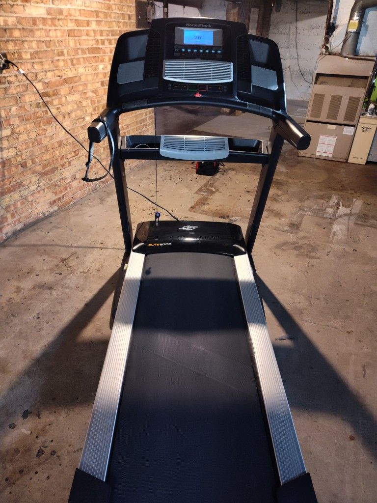 NORDICTRACK ELITE 5700 COMMERCIAL TREADMILL ( LIKE NEW & DELIVERY AVAILABLE TODAY)