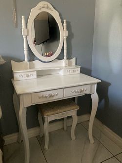 white vanity/desk