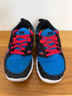 Nike Free Run 2 GS Sneakers in a multicolor blue, black, red, and yellow colorway- 4Y
