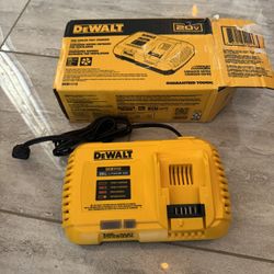 DEWALT 20V and FLEXVOLT 12 Amp Fan Cooled Fast Charger NEW