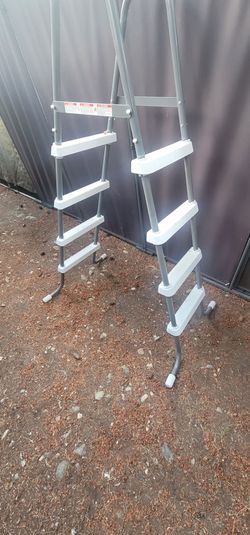 Pool ladder