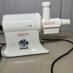 The Champion World’s Finest Juicer Model G5-PG-710 Heavy Duty Tested Works READ. Used in good condition with some cosmetic blemishes. These blemishes 