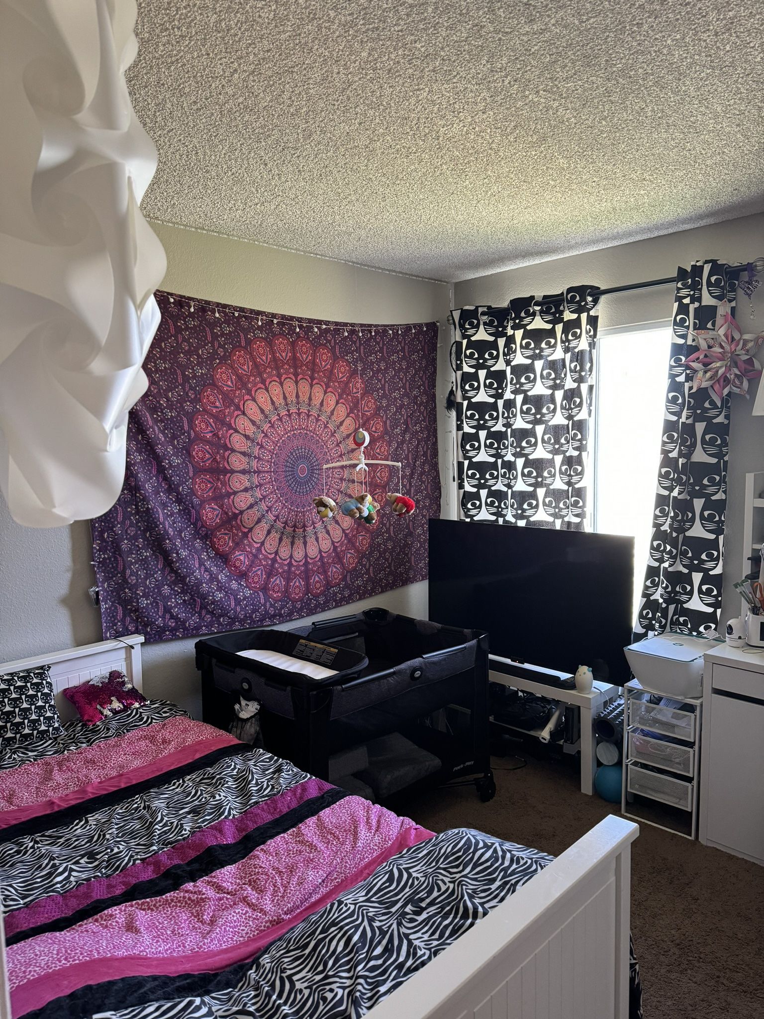 Bedding, Curtains And Decorator Pillows