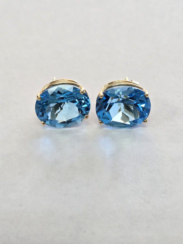 14kt Gold And Blue Topaz Stud Earrings 