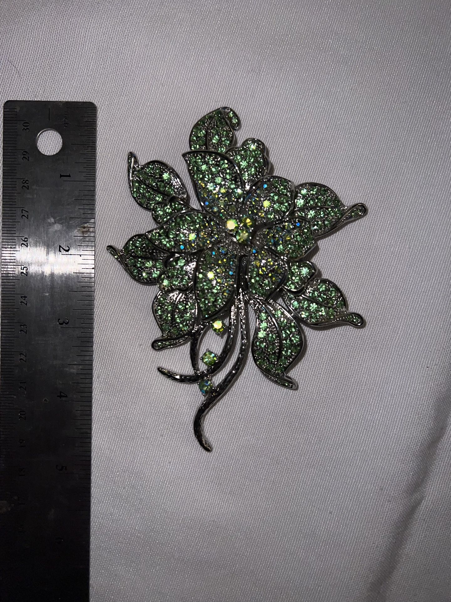 New 4” green crystal large 2 pin gorgeous brooch retails $50