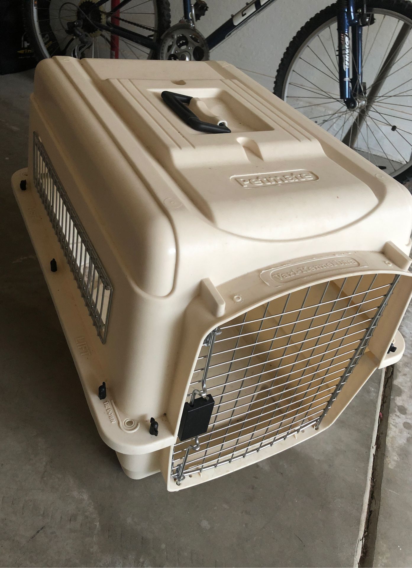Petmate carrier kennel - for small or medium dogs