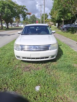 Ford Taurus , white , 2009