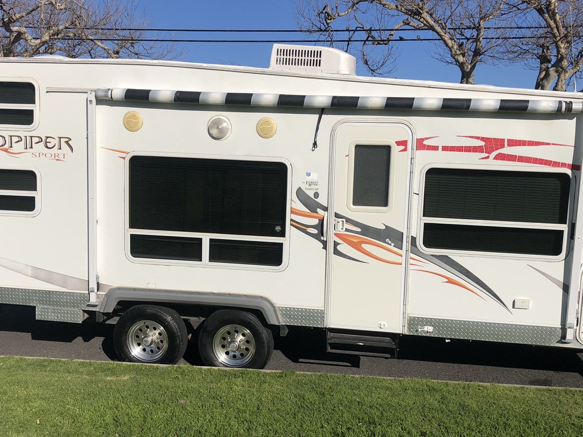 2008 Sandpiper Toy Hauler w/generator and Fuel Station 23 Ft