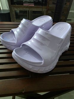 Givenchy Marshmallow Wedge Slides in the Lilac colorway. Euro size 39 #Y0966