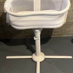 Halo Swivel Bassinet + Additional Mattress+ 2 Fitted Sheets 