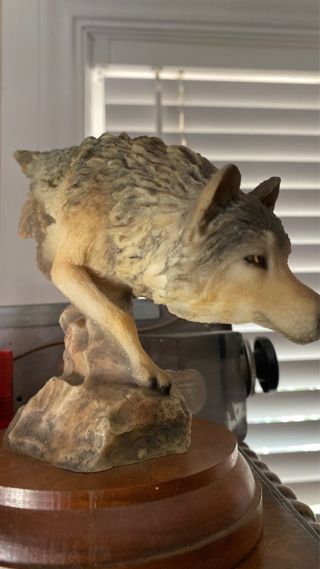 Wolf statue collectible 6 inches tall number 4194 titled footloose very good condition probably composite