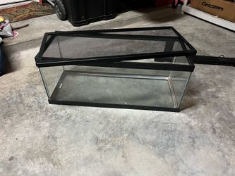 20 gallon aquarium w/ terrarium lid (like new)