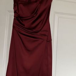 It’s A Beautiful Short Dress The Size Is 2 The Color Is Red. It’s Very Nice Dress Made By White House Black Market.