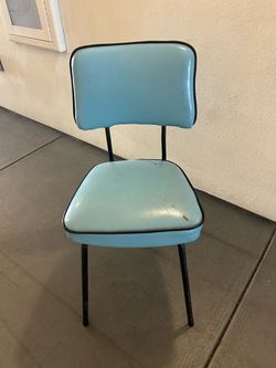 This mid-century (1950s–1960s) vinyl side chair