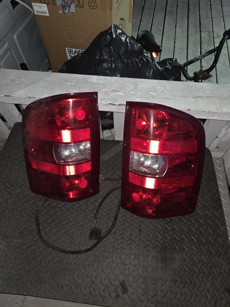Gmc Sierra Or Chevy Silverado 2007 To 2014 Tail Lights