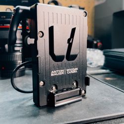 Wooden Camera V-Mount Battery Plate w/ Power Breakout – RED KOMODO 6K