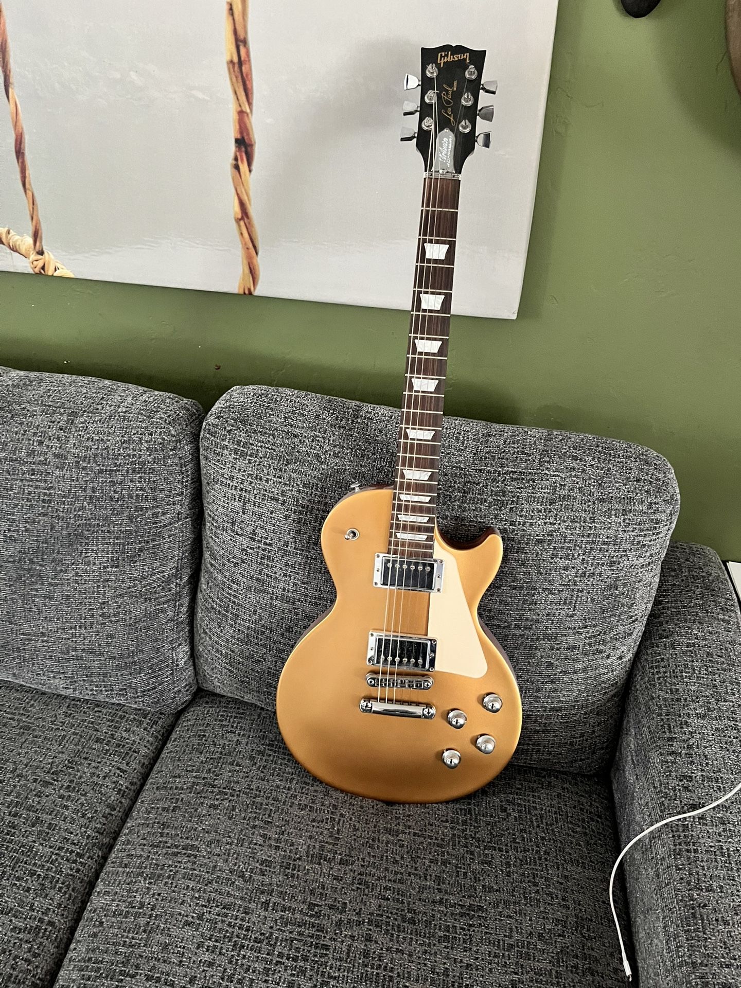 Gibson Les Paul Tribute β Excellent Condition β USA Made β w/ Original Gig Bag & Tuner Charger