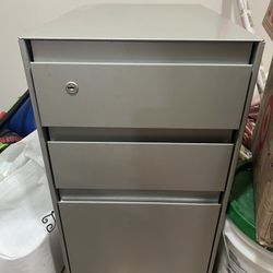 Metal file Cabinet. 3 Drawers