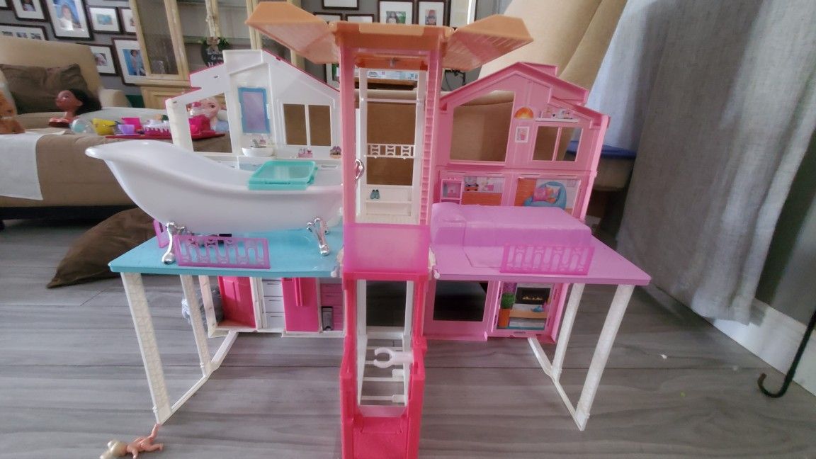 Fold Up Barbie Dream House