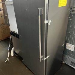 OPEN BOX FRIGIDAIRE UPRIGHT FREEZER WITH INTERNAL ICE MAKER 