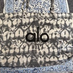 Alo Yoga Shopper Tote Bag - Silver 