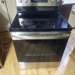 1 3/4 year old LG 5 Burner glass top stove with Self Cleaning Oven and Thin Q WiFi , Works Perfect