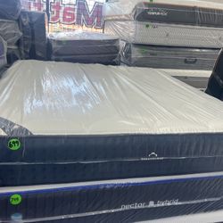 KING SIZE DREAMCLOUD MATTRESS & BOX SPRINGS BED SET